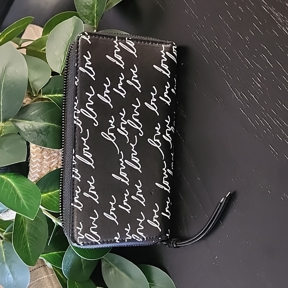 VICTORIA'S SECRET Love Kisses Zip Around Long Wallet Wristlet Lips Vegan Leather - Picture 6 of 13